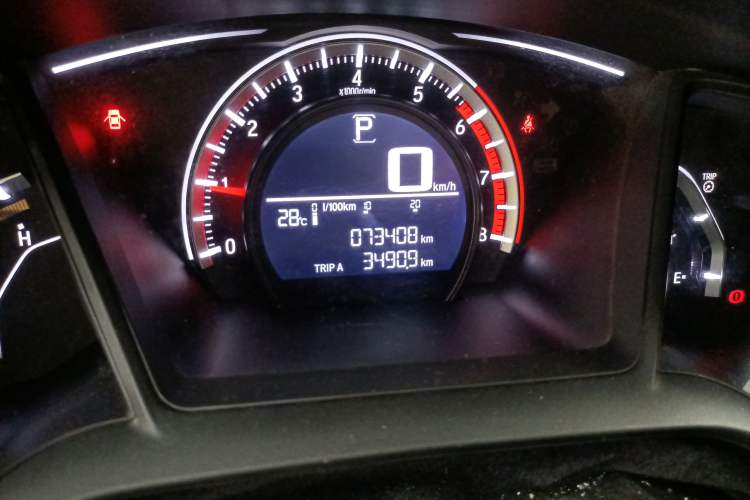 Used Honda Civic 2016 180TURBO CVT Comfort Version Odometer Close Up
