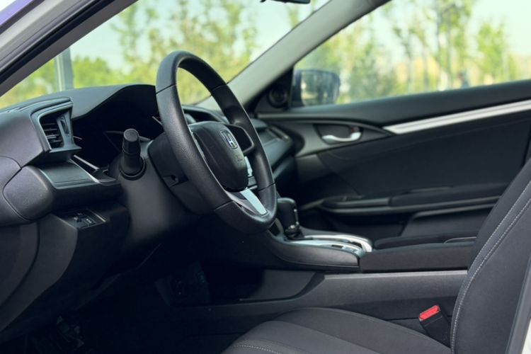 Used Honda Civic 2016 220TURBO CVT Luxury Edition Interior 6