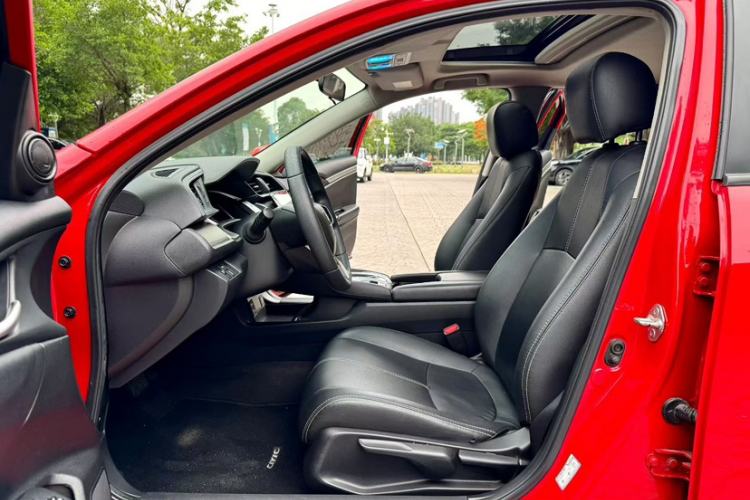 Used Honda Civic 2016 220TURBO CVT Luxury Edition Interior 4