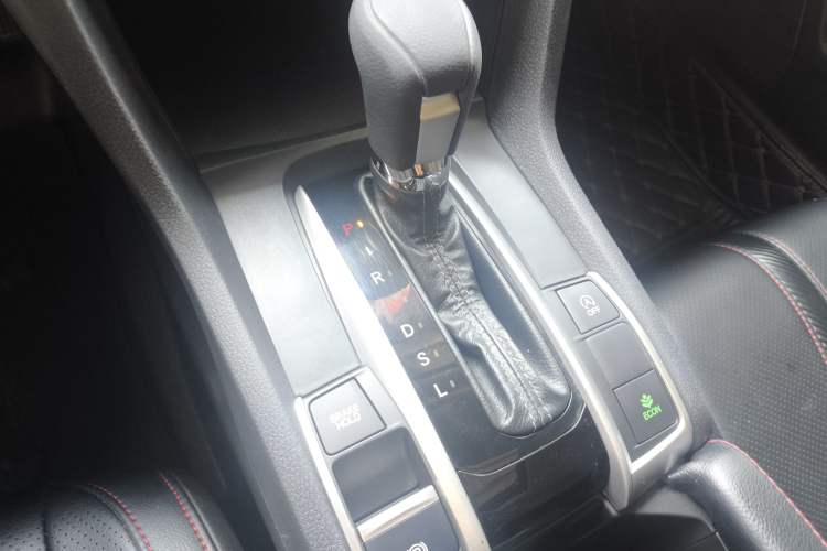 Used Honda Civic 2016 220TURBO CVT Luxury Edition Interior 4