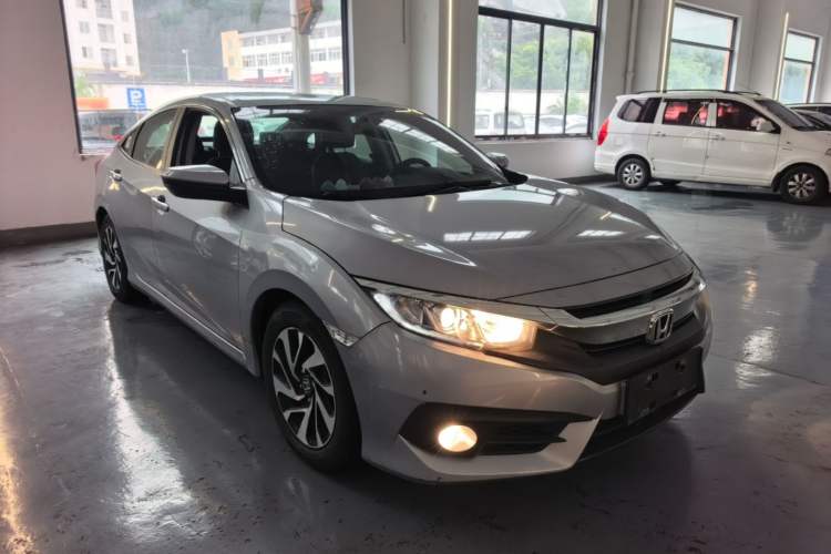 Used Honda Civic 2016 220TURBO CVT Luxury Edition Front Right 45 Deg