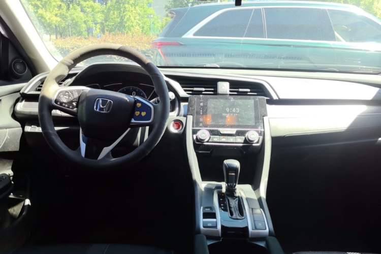 Used Honda Civic 2016 220TURBO CVT Luxury Edition Center Console