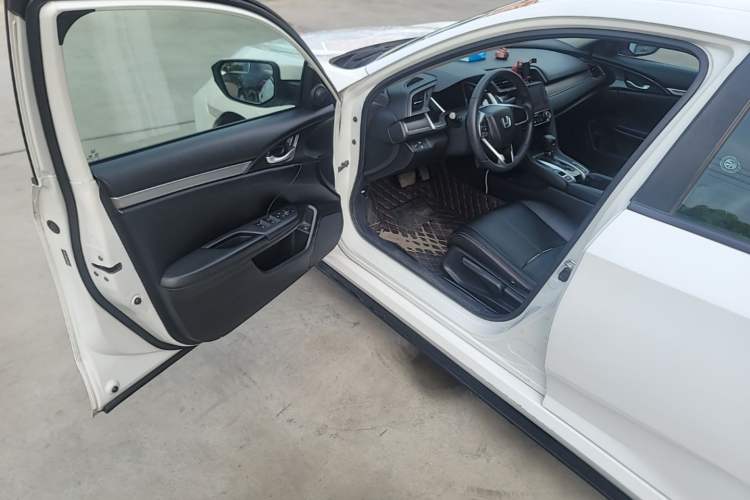 Used Honda Civic 2016 220TURBO CVT Luxury Edition Driver Seat