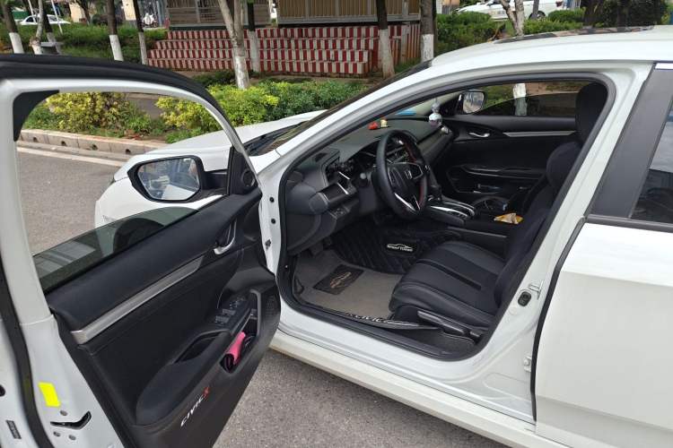 Used Honda Civic 2016 220TURBO CVT Luxury Edition Driver Seat