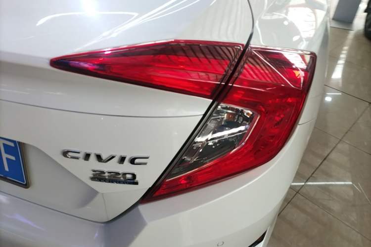 Used Honda Civic 2016 220TURBO CVT Luxury Edition Exterior 3