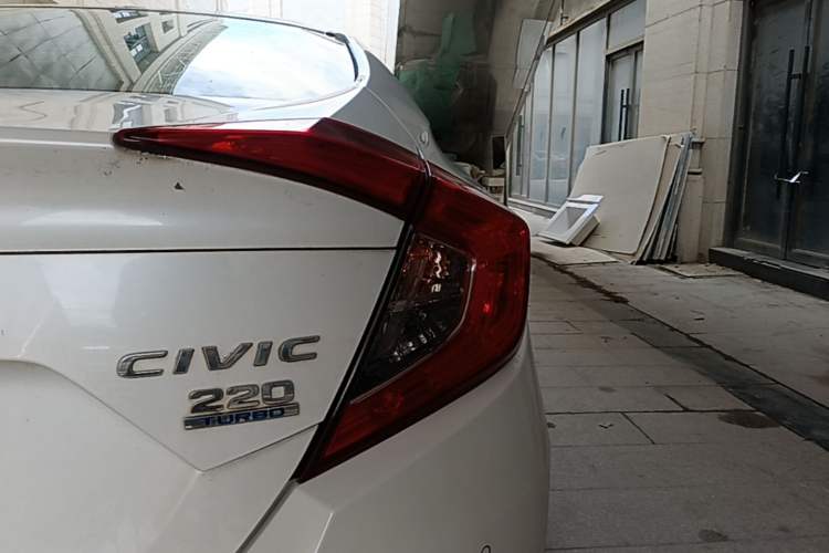 Used Honda Civic 2016 220TURBO CVT Luxury Edition Exterior 3
