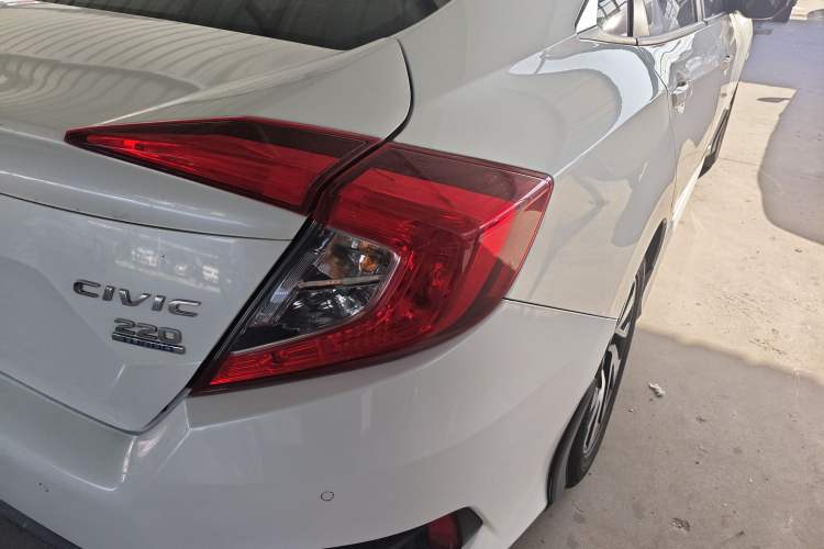 Used Honda Civic 2016 220TURBO CVT Luxury Edition Exterior 3