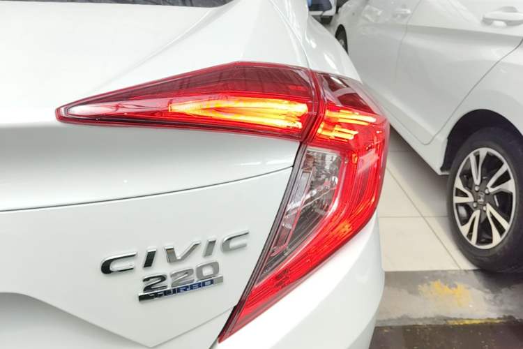 Used Honda Civic 2016 220TURBO CVT Luxury Edition Exterior 3