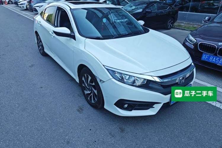 Used Honda Civic 2016 220TURBO CVT Luxury Edition Front Right 45 Deg