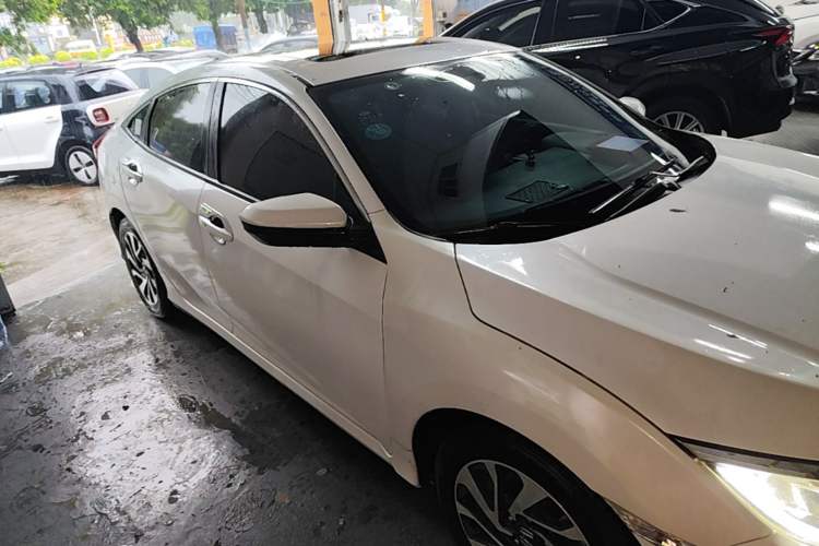 Used Honda Civic 2016 220TURBO CVT Luxury Edition Front Right 45 Deg