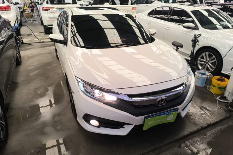 Used Honda Civic 2016 220TURBO CVT Luxury Edition Front Right 45 Deg