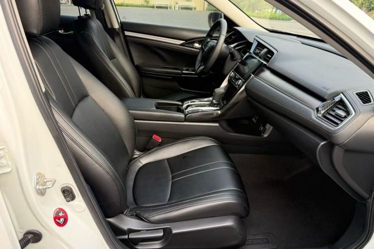 Used Honda Civic 2016 220TURBO CVT Luxury Edition Interior 1