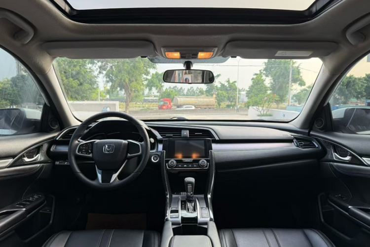 Used Honda Civic 2016 220TURBO CVT Luxury Edition Interior 2
