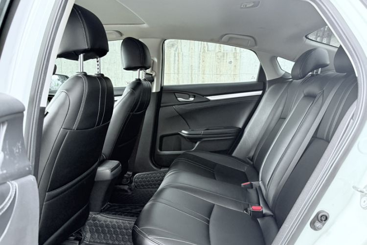 Used Honda Civic 2016 220TURBO CVT Luxury Edition Interior 2