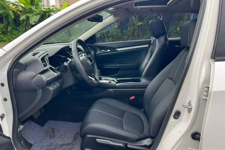 Used Honda Civic 2016 220TURBO CVT Luxury Edition Interior 2