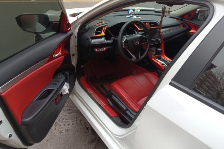 Used Honda Civic 2016 220TURBO CVT Luxury Edition Interior 3
