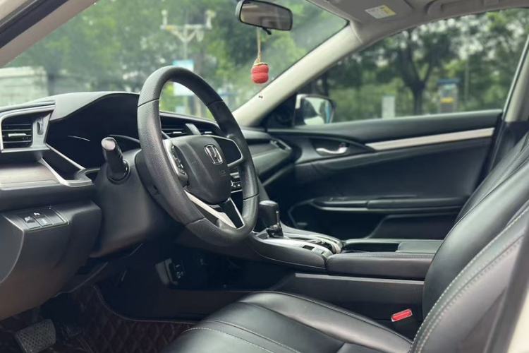 Used Honda Civic 2016 220TURBO CVT Luxury Edition Interior 3