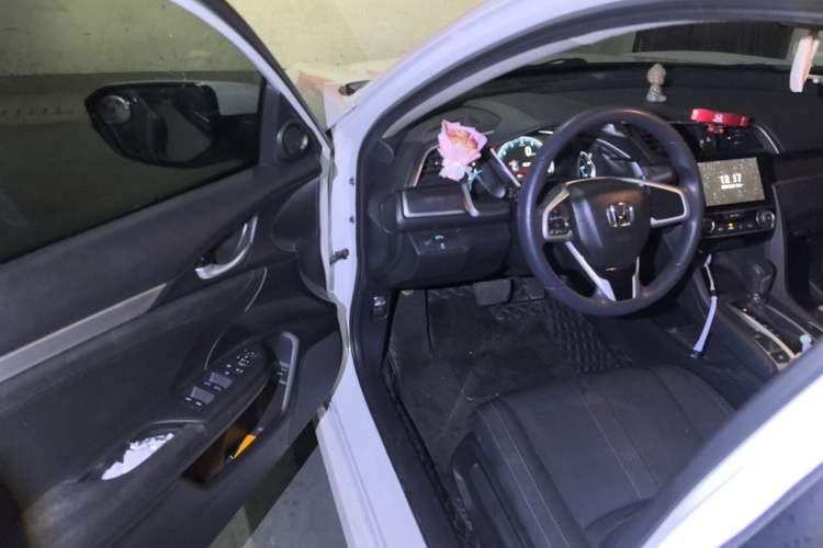 Used Honda Civic 2016 220TURBO CVT Luxury Edition Interior 3