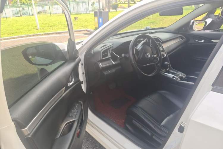 Used Honda Civic 2016 220TURBO CVT Luxury Edition Interior 3