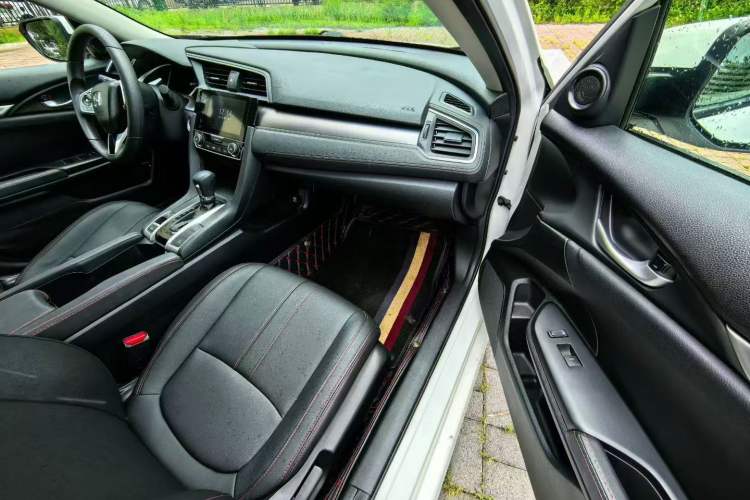 Used Honda Civic 2016 220TURBO CVT Luxury Edition Interior 3