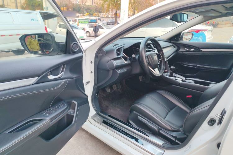 Used Honda Civic 2016 220TURBO Manual Luxury Edition Interior 3