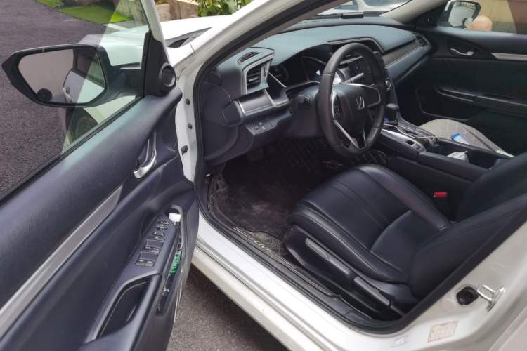 Used Honda Civic 2016 220TURBO CVT Luxury Edition Interior 3