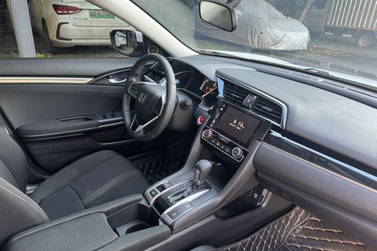 Used Honda Civic 2016 220TURBO CVT Luxury Edition Interior 3