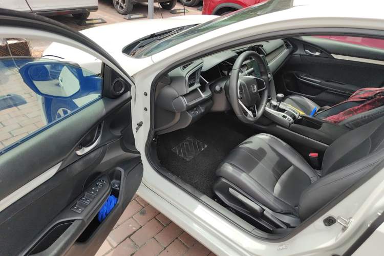 Used Honda Civic 2016 220TURBO Manual Luxury Edition Interior 3