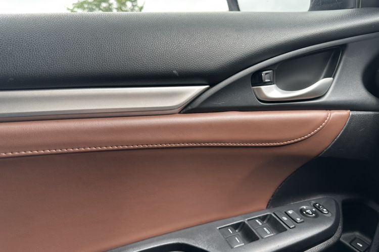 Used Honda Civic 2016 220TURBO CVT Luxury Edition Interior 3
