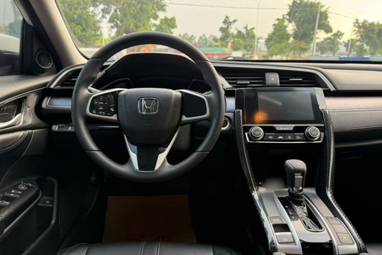 Used Honda Civic 2016 220TURBO CVT Luxury Edition Interior 4