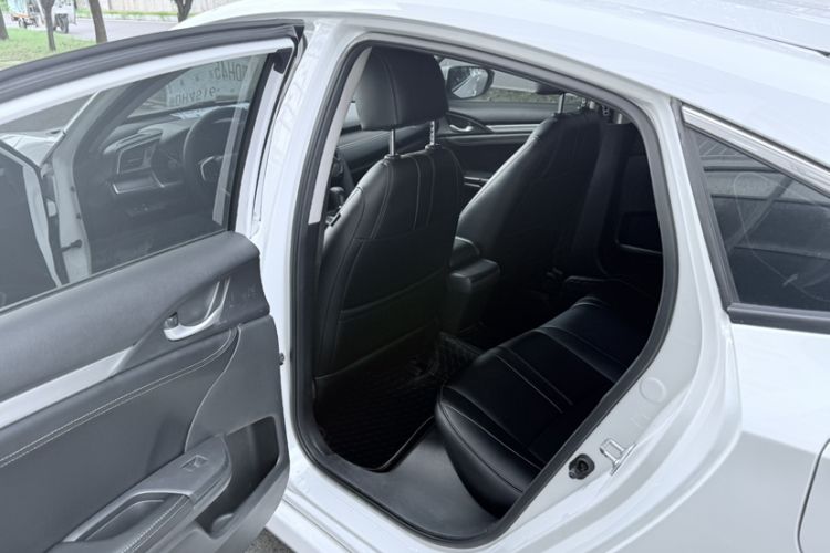 Used Honda Civic 2016 220TURBO CVT Luxury Edition Interior 4