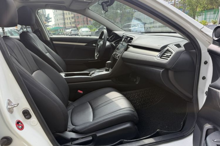 Used Honda Civic 2016 220TURBO CVT Luxury Edition Interior 4