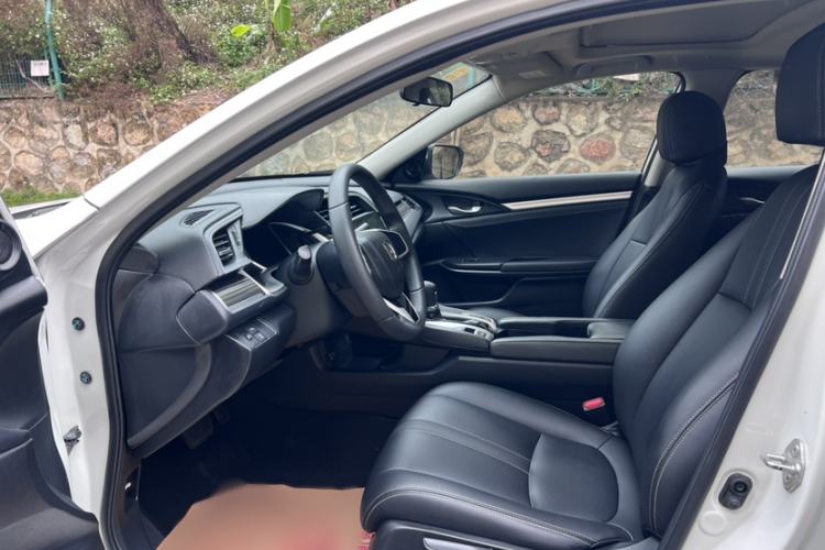 Used Honda Civic 2016 220TURBO CVT Luxury Edition Interior 4