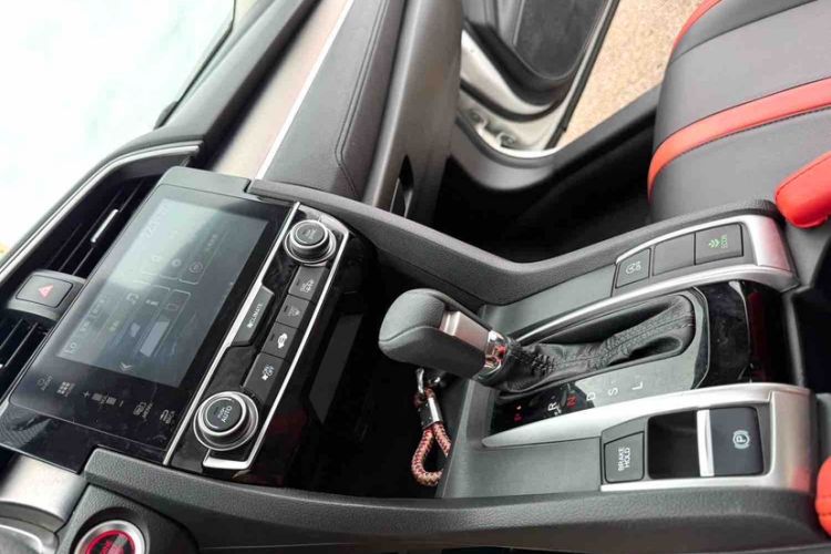 Used Honda Civic 2016 220TURBO CVT Luxury Edition Interior 5