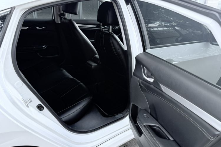 Used Honda Civic 2016 220TURBO CVT Luxury Edition Interior 5