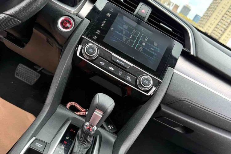 Used Honda Civic 2016 220TURBO CVT Luxury Edition Interior 6