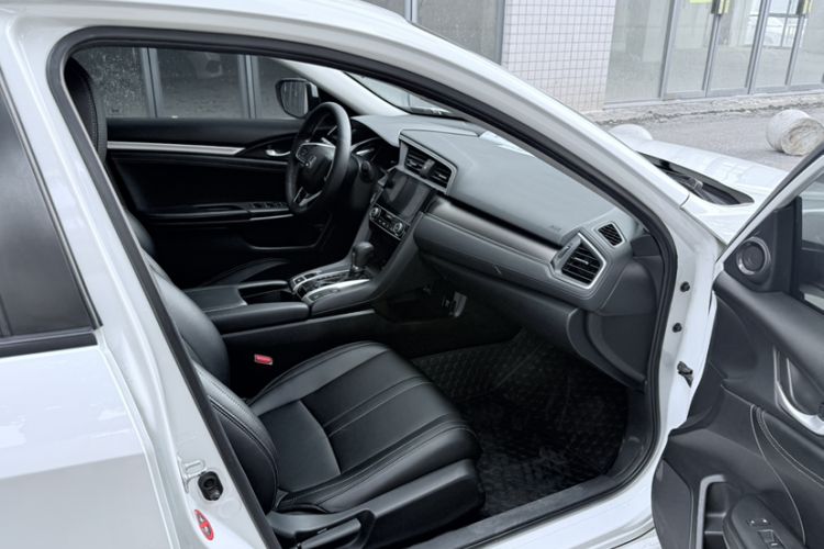 Used Honda Civic 2016 220TURBO CVT Luxury Edition Interior 6