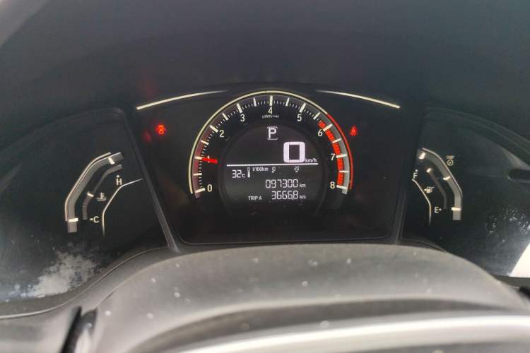 Used Honda Civic 2016 180TURBO CVT Comfort Version Odometer Close Up