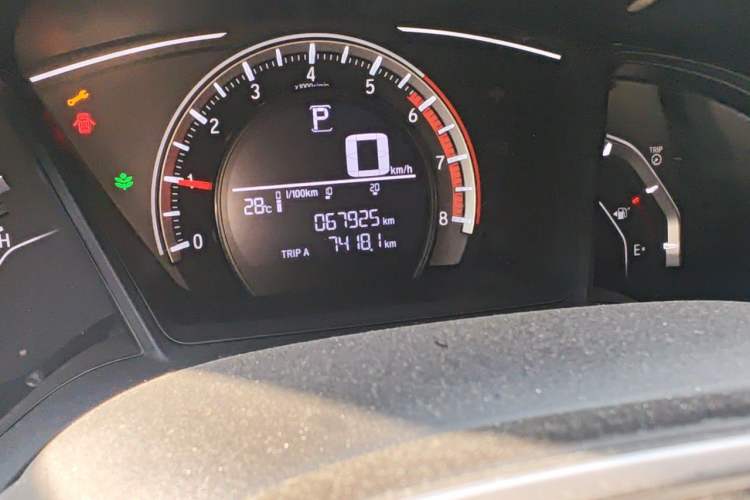 Used Honda Civic 2016 180TURBO CVT Comfort Version Odometer Close Up