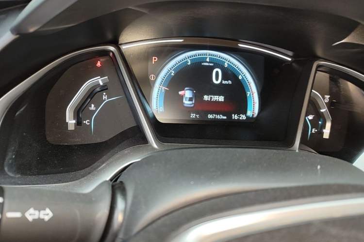 Used Honda Civic 2016 220TURBO CVT Luxury Edition Odometer Close Up