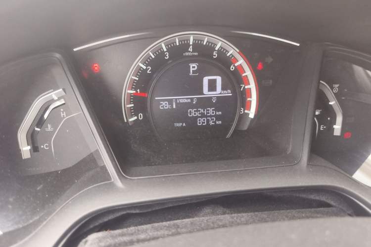 Used Honda Civic 2016 180TURBO CVT Comfort Version Odometer Close Up