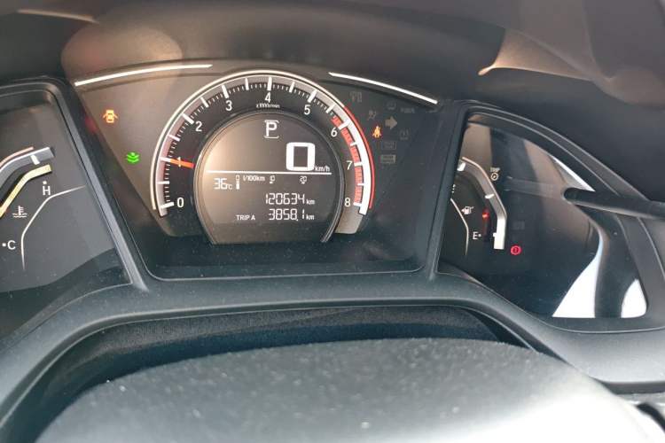 Used Honda Civic 2016 180TURBO CVT Comfort Version Odometer Close Up