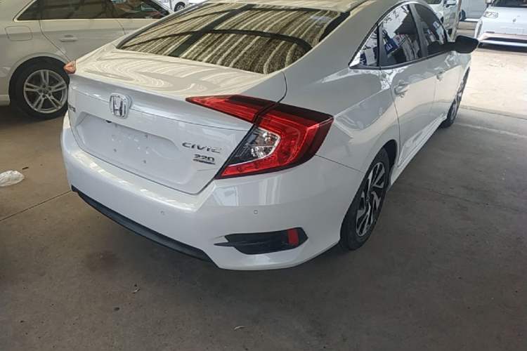 Used Honda Civic 2016 220TURBO CVT Luxury Edition Rear Right 45 Deg