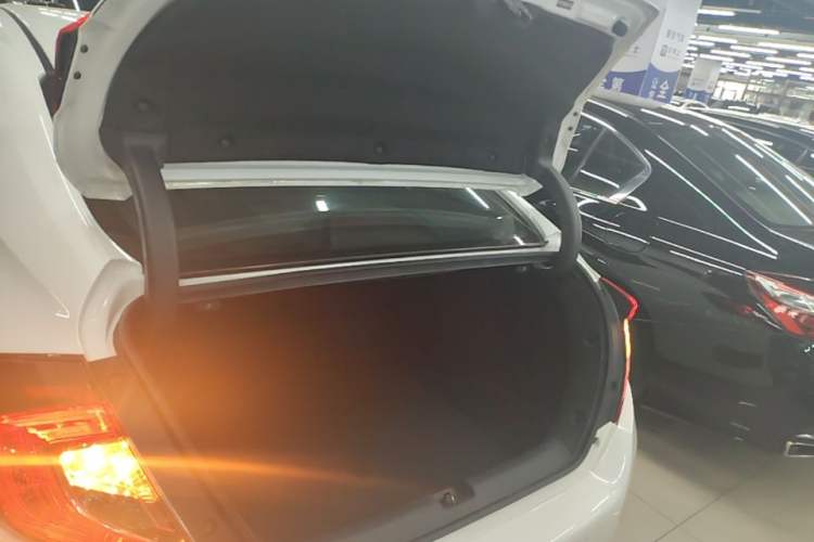 Used Honda Civic 2016 220TURBO CVT Prestige Edition Trunk