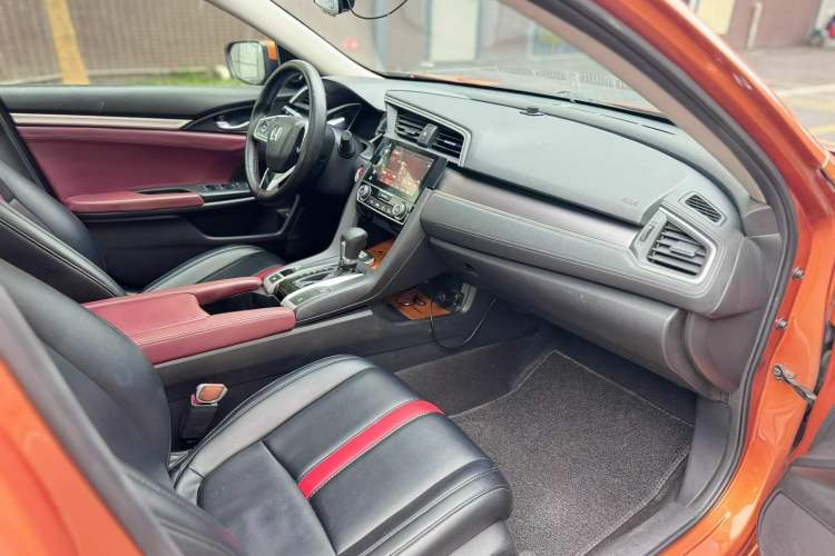 Used Honda Civic 2016 220TURBO CVT Luxury Edition Interior 5