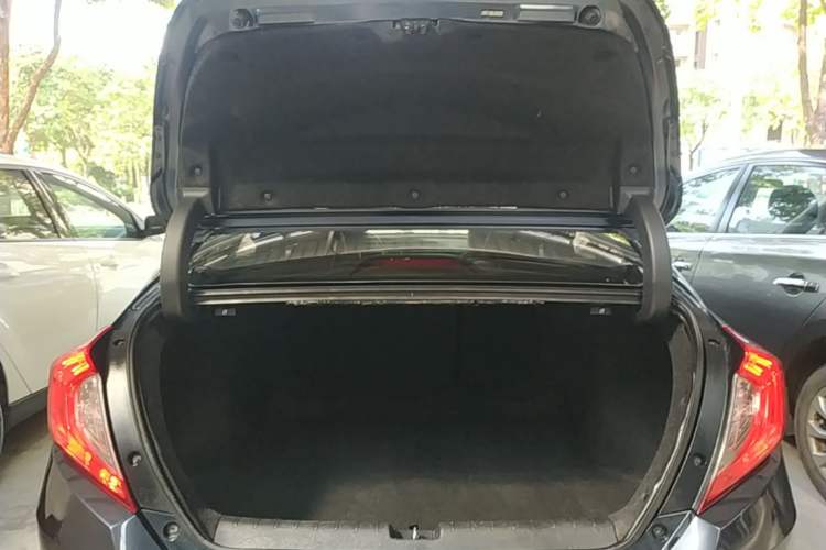 Used Honda Civic 2019 220TURBO CVT Dynamic Edition China VI Trunk