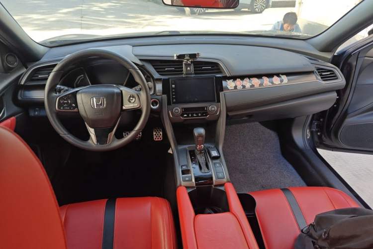 Used Honda Civic 2021 HATCHBACK 220TURBO CVT Trendy Cool Edition Center Console