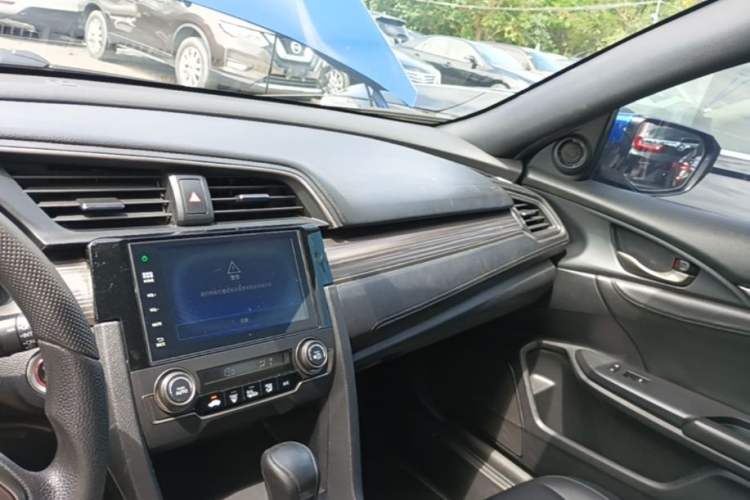 Used Honda Civic 2021 HATCHBACK 220TURBO CVT New Trendsetter Center Console