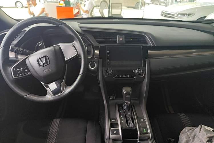 Used Honda Civic 2021 HATCHBACK 220TURBO CVT New Trendsetter Center Console