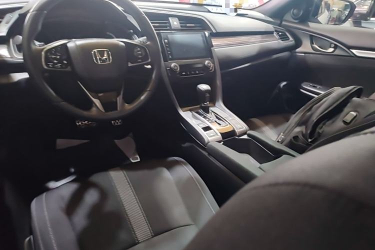Used Honda Civic 2021 HATCHBACK 220TURBO CVT Trendy Cool Edition Center Console